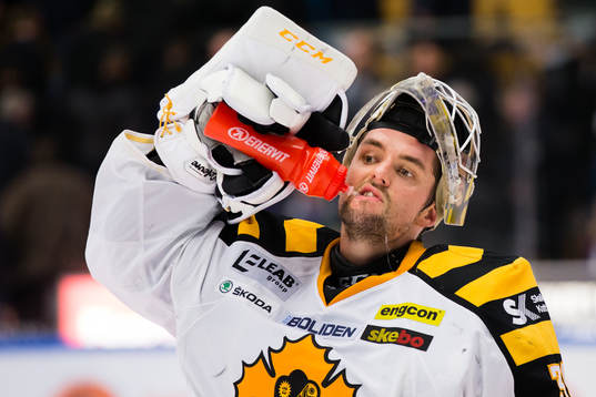 Skellefteås målvakt Gustaf Lindvall dricker vatten