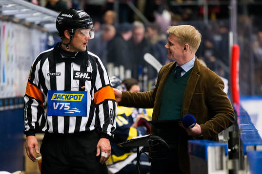 Domaren Mikael Nord pratar med Cmores Niklas Wikegård