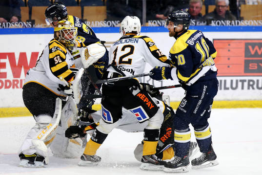 Skellefteås Jonathan Pudas tacklas in i sin målvakt