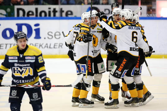 Skellefteås Emil Djuse jublar med lagkamrater
