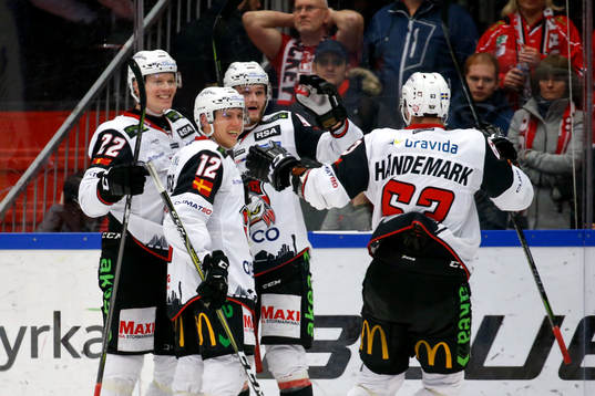 Malmö Redhawks Kim Rosdahl jublar med lagkamrater