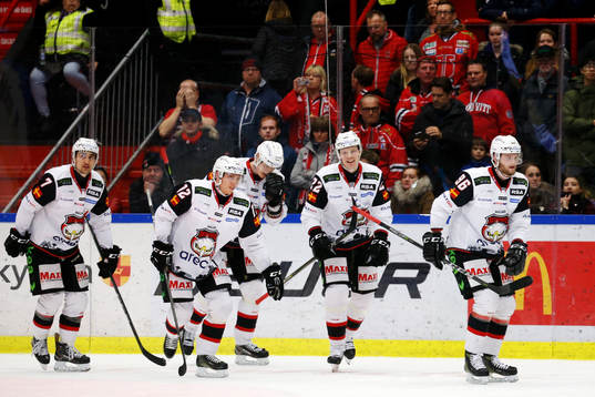Malmö Redhawks Kim Rosdahl jublar med lagkamrater