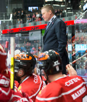 Örebros tränare Niklas Sundblad deppar i båset