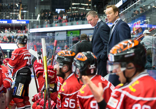 Örebros tränare Niklas Sundblad deppar i båset