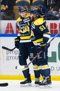 s HV71:s David Ullström och Marc Zanetti jublar