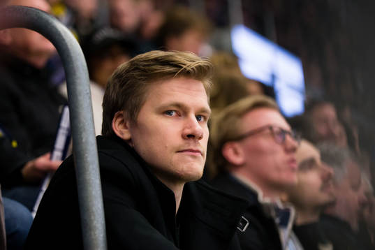 s förre spelare Simon Önerud på läktaren