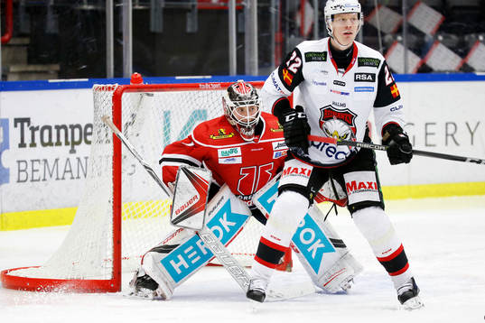 Örebros målvakt Isak Mantler bakom Malmö Redhawks Lars