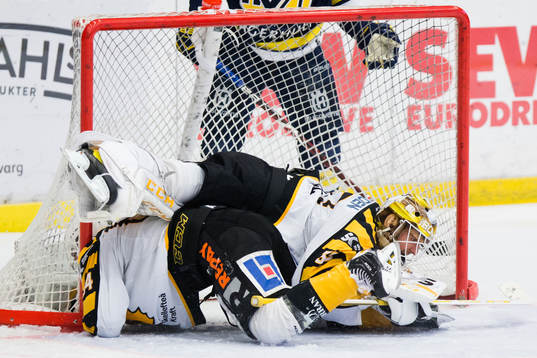 Skellefteås Jonathan Pudas och målvakt Gustaf Lindvall