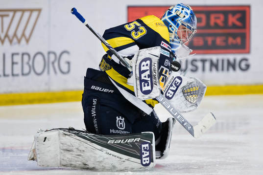s målvakt Fredrik Pettersson-Wentzel räddar