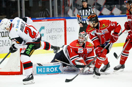 Malmö Redhawks Andy Miele oroar framför Örebros målvakt