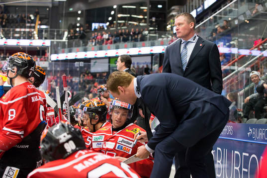 Örebros tränare Niklas Sundblad deppar i båset