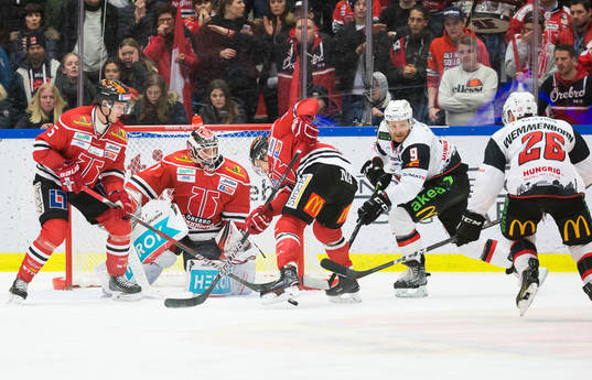 Örebros målvakt Isak Mantler fokuserar puck