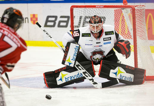 Malmö Redhawks målvakt Oscar Alsenfelt fokuserar puck