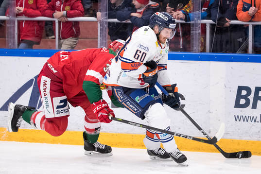 Moras Brandon Gormley jagar Växjös Erik Josefsson  i