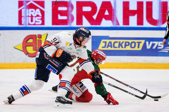 Växjös Joel Persson och Moras Jason Akeson  i kamp om