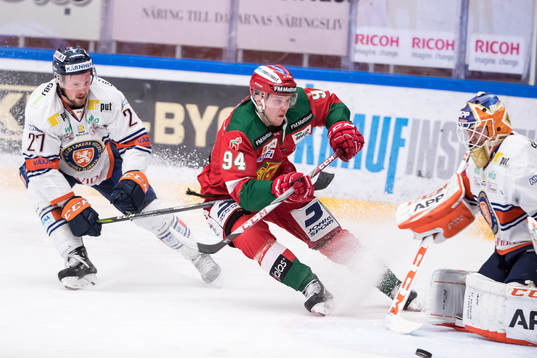 Moras Sebastian Hartmann framför Växjös målvakt Viktor