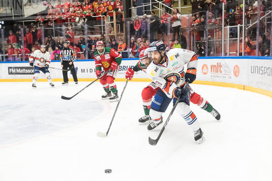 Växjös Andrew Calof  i ishockeymatchen i SHL mellan Mora