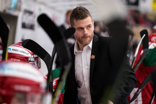 Moras tränare Daniel Hermansson   i ishockeymatchen i SHL