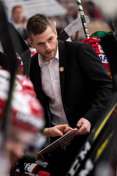 Moras tränare Daniel Hermansson   i ishockeymatchen i SHL