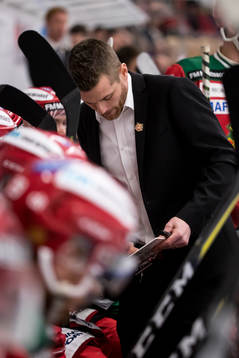 Moras tränare Daniel Hermansson   i ishockeymatchen i SHL