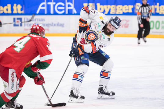 Växjös Linus Fröberg  i ishockeymatchen i SHL mellan