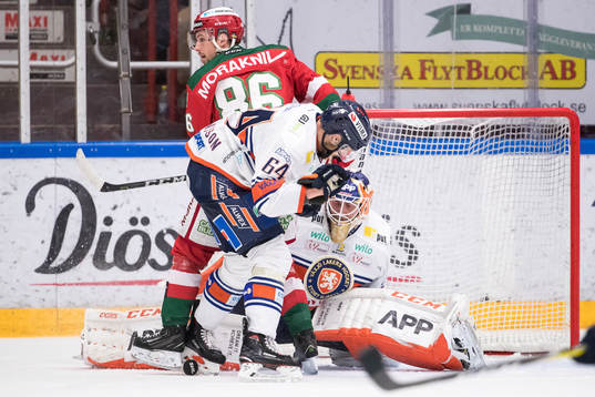 Växjös målvakt Viktor Andrén räddar Moras Mathias