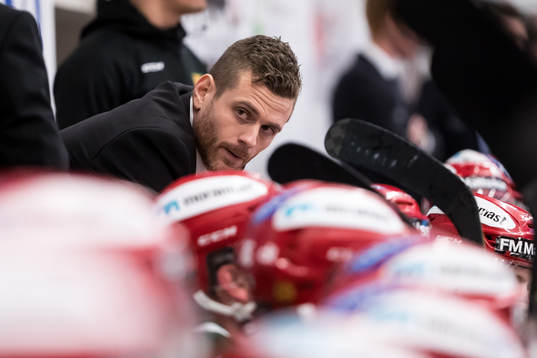 Moras tränare Daniel Hermansson   i ishockeymatchen i SHL