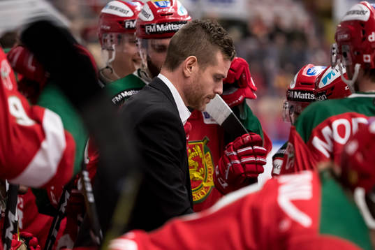 Moras tränare Daniel Hermansson   i ishockeymatchen i SHL