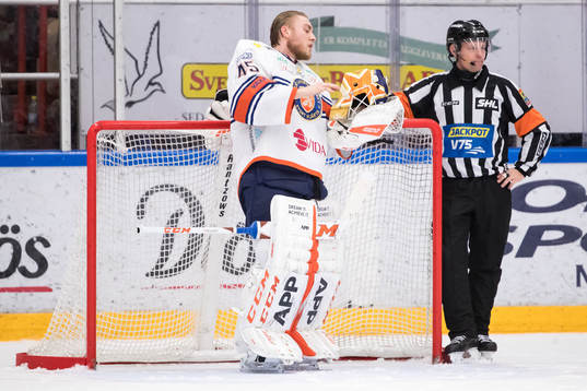 Växjös målvakt Viktor Andrén och domare Wolmer Edqvist