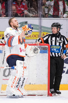 Växjös målvakt Viktor Andrén och domare Wolmer Edqvist