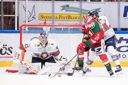Moras Emil Bejmo och Växjös Oliver Bohm framför Växjös