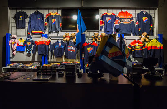 Djurgårdens souvenirbutik innan ishockeymatchen i SHL