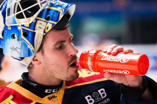 Djurgårdens målvakt Joacim Eriksson innan ishockeymatchen