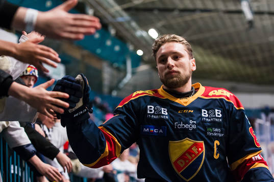 Djurgårdens Calle Ridderwall innan ishockeymatchen i SHL