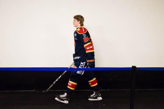 Djurgårdens Erik Walli-Walterholm innan ishockeymatchen i