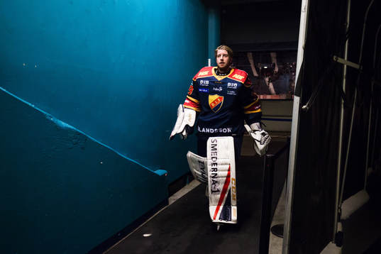 Djurgårdens målvakt Adam Reideborn innan ishockeymatchen