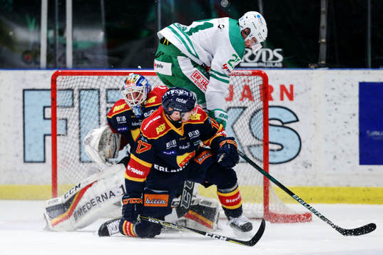 Rögles Kevin Gagné med målchans på Djurgårdens