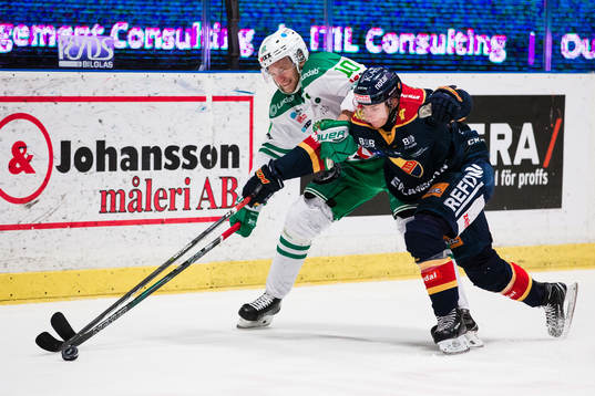 Djurgårdens Gustav Possler i kamp om pucken Rögles