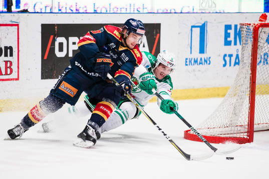 Djurgårdens William Lagesson med en målchans i kamp om