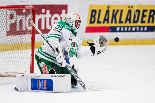 Rögles målvakt Justin Pogge räddar en straff av