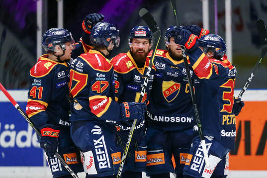 Djurgårdens Linus Johansson jublar med lagkamrater
