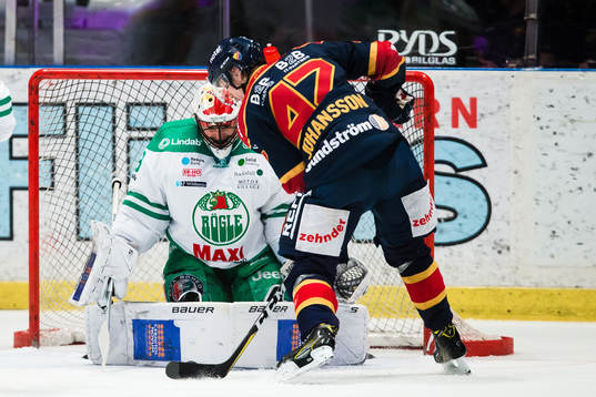 Djurgårdens Linus Johansson med en målchans framför