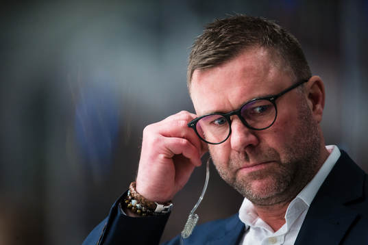 Rögles assisterande tränare Partik Ross med ett headset