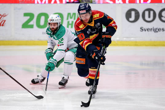 Rögles Jack Connolly jagar Djurgårdens Niclas Bergfors