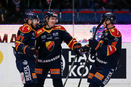 Djurgårdens Tom Nilsson (mitten) jublar med Calle