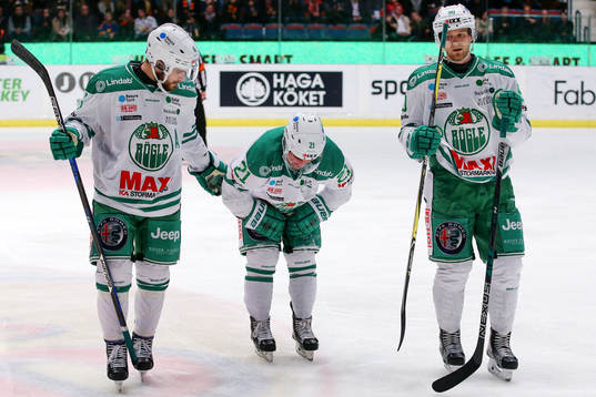 Rögles Kevin Gagné (mitten) viker sig