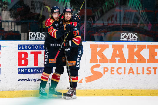 Djurgårdens Lukas Vejdemo jublar med Axel Jonsson Fjällby