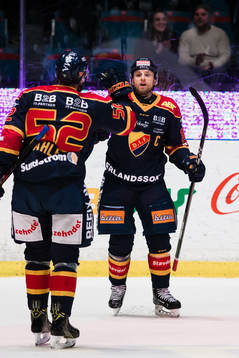 Djurgårdens Calle Ridderwall jublar med Mikael Ahlén