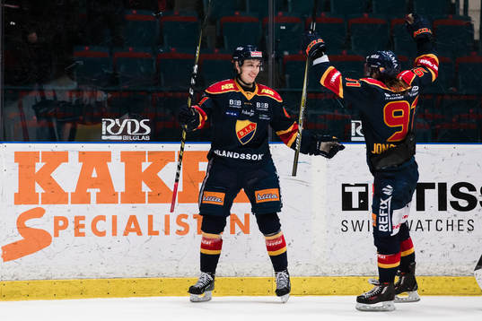 Djurgårdens Lukas Vejdemo jublar med Axel Jonsson Fjällby