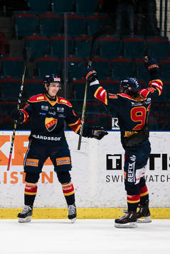 Djurgårdens Lukas Vejdemo jublar med Axel Jonsson Fjällby